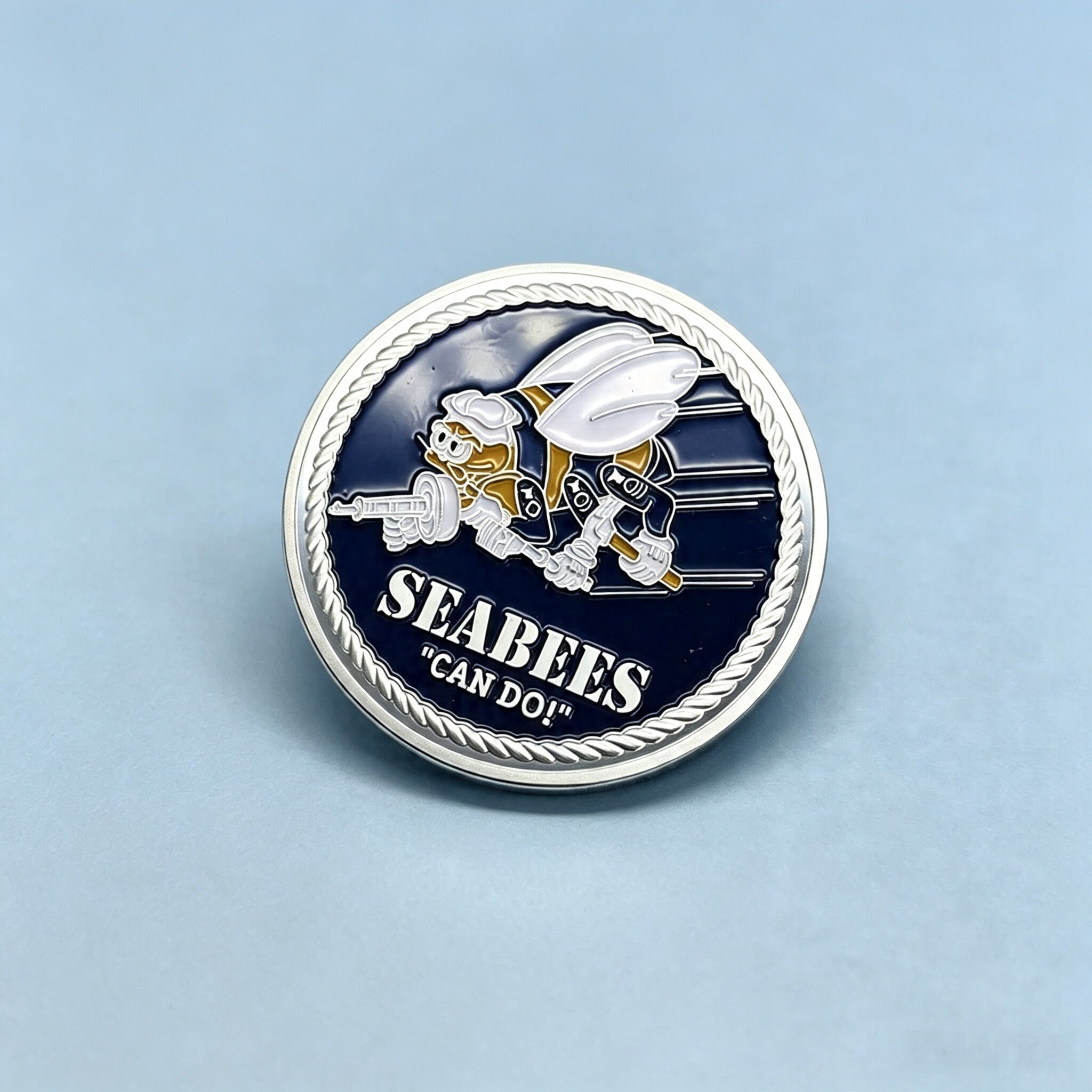 عملة تذكارية مطلية بالمينا لفريق النحّالين البحريين الأمريكيين (SEABEES) مخصصة